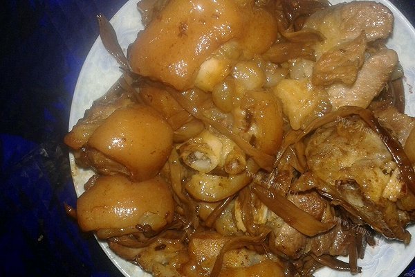 美味黄花菜焖猪手