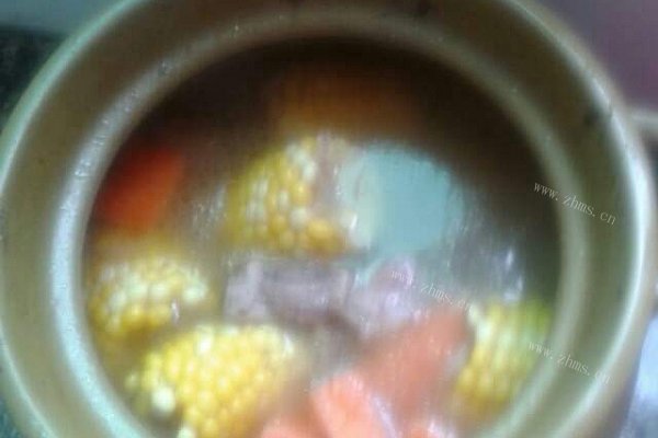 胡萝卜玉米排骨汤