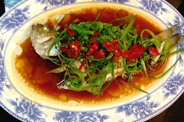 清蒸椒香鲈鱼（超简单宴客菜）