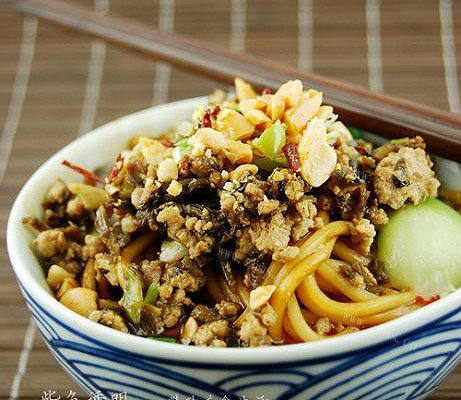 勾人食欲的担担面