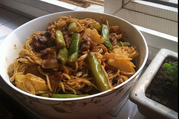 家常土豆豆角焖面