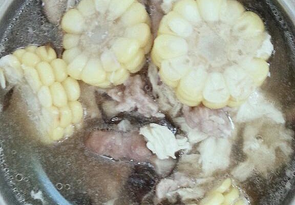 香菇玉米瘦肉蛋花汤