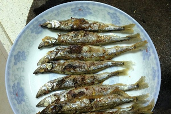 家常香煎多春鱼