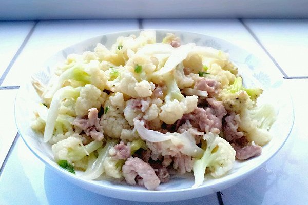 我喜爱的家常菜肴：菜花炒肉片