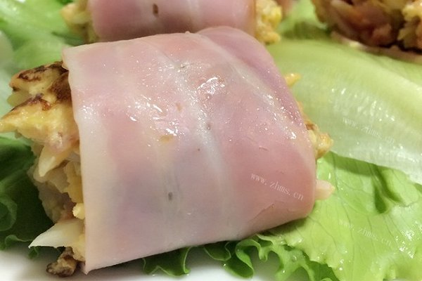  精制鸡蛋蔬菜火腿卷和火腿鸡蛋蔬菜三明治