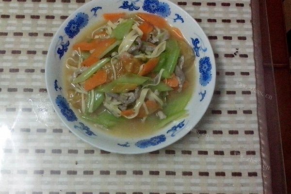 炒西芹胡萝卜油面筋百叶肉丝