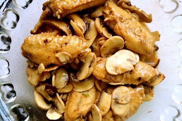 圆菇炒鸡翅