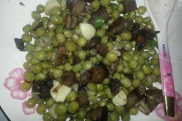 美味豌豆仁闷腊肉