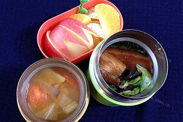 红烧肉和红薯饭的午餐便当