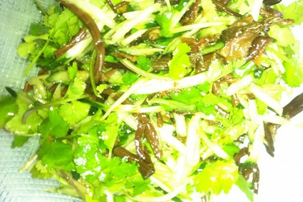 家常茶树菇拌黄瓜
