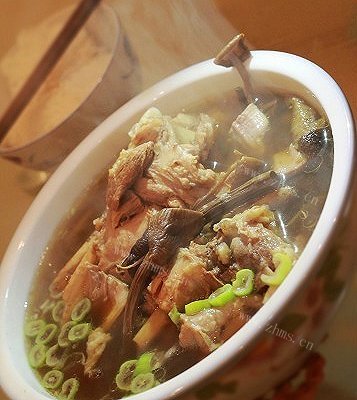 家常菜-菌菇筒子骨汤