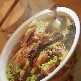 家常菜-菌菇筒子骨汤