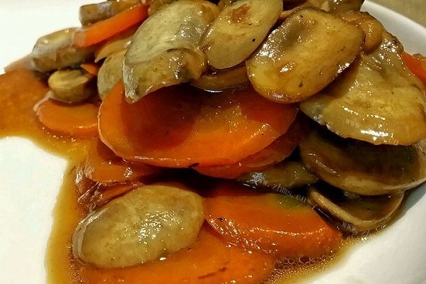 胡萝卜烧口蘑