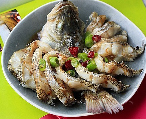 清蒸鲈鱼的家常做法