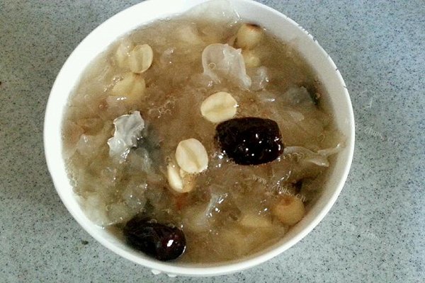 银耳红枣莲子羹