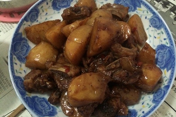 家庭版辣土豆焖排骨