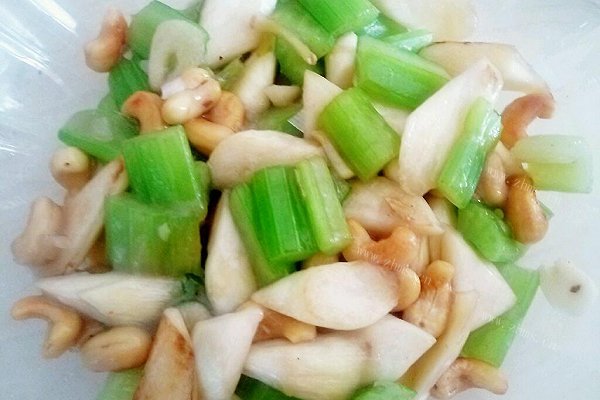 西芹茭白炒腰果