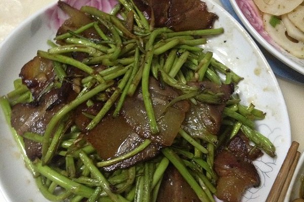 熏肉炒泥蒿