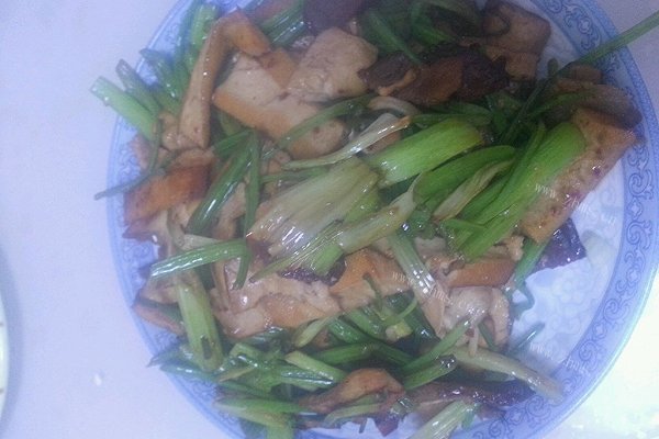 自制腊肉芹菜炒香干