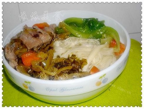 家常酸菜排骨面