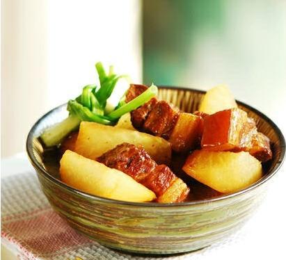 家常萝卜烧肉