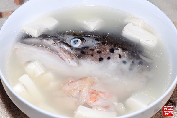 家庭自制三文鱼头豆腐汤