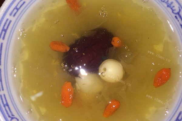 银耳莲子羹