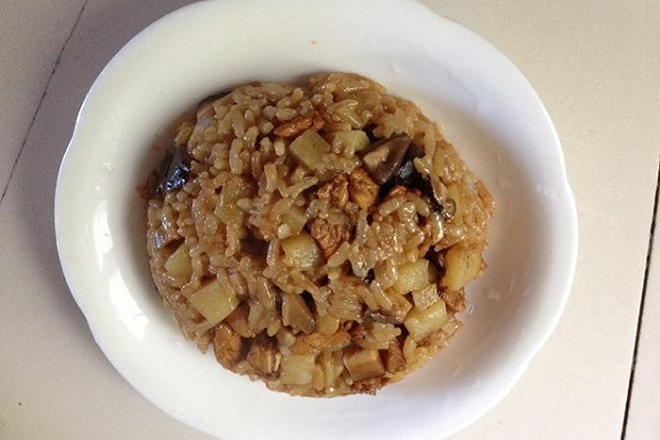 亚文小餐桌  之  香菇土豆鸡腿焖饭