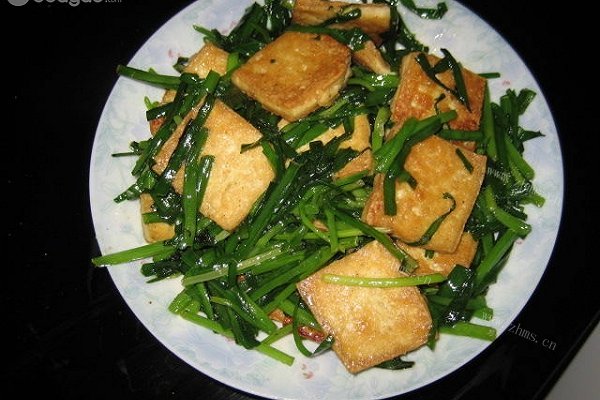 家庭版豆腐炒韭菜