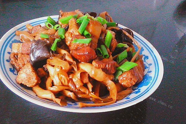 海鲜菇秀珍菇烧肉