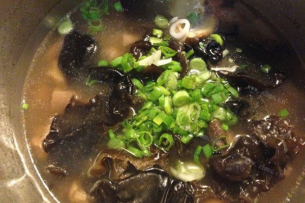 花生香菇木耳炖猪手，满满都是胶原蛋白