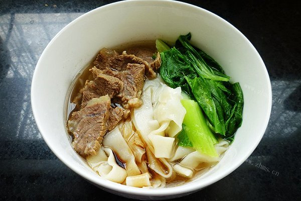 简单美味的清汤牛肉手擀面
