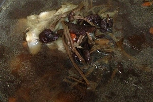 万能电饭锅版茶树菇骨头枸杞汤