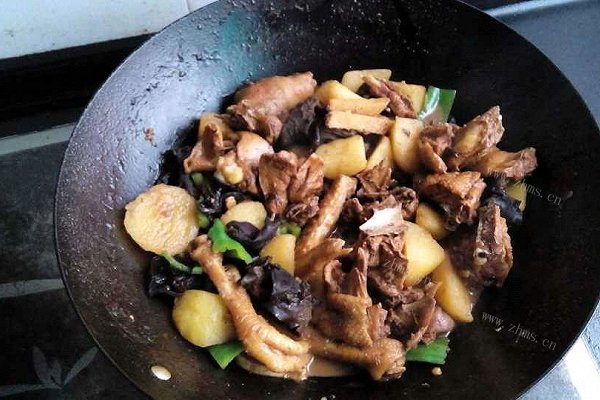 家常土豆木耳炖鸡