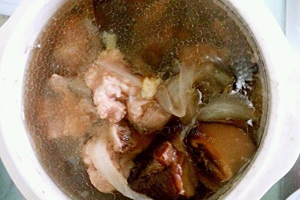 土豆炖排骨汤