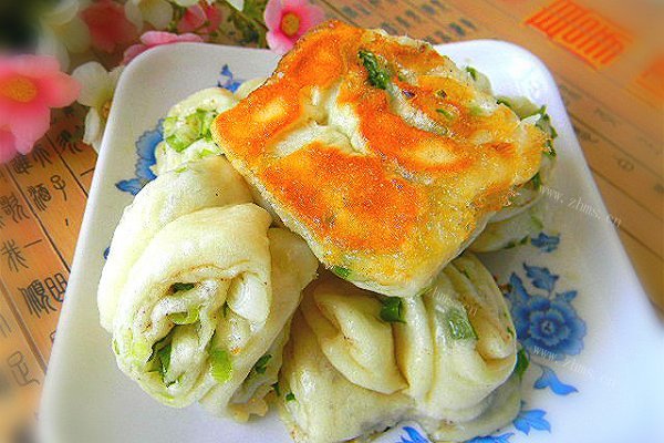 家常版花样主食-水煎葱香花卷