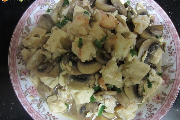家常鲜虾炖蘑菇豆腐