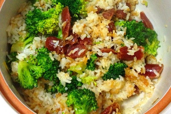 广式腊肠煲仔饭