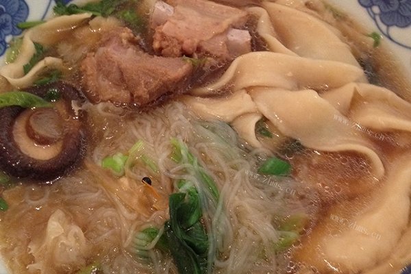地道滋补骨汤烩面