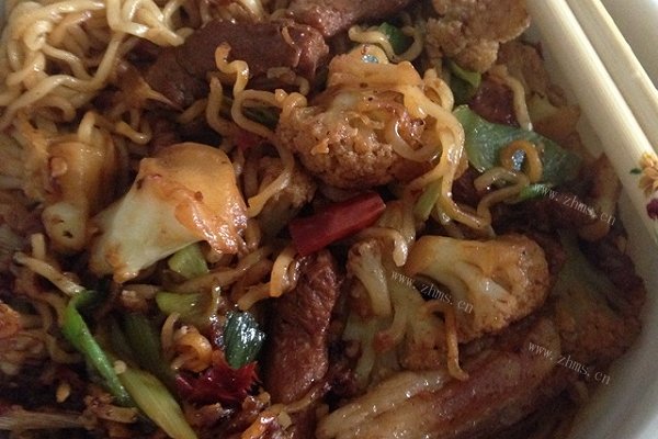 花菜肉丝炒方便面
