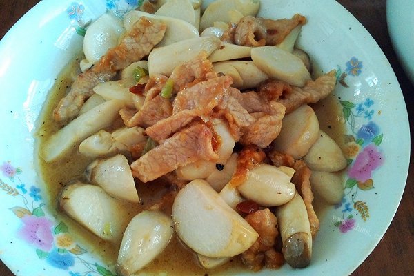 豆瓣酱鸡腿菇炒肉