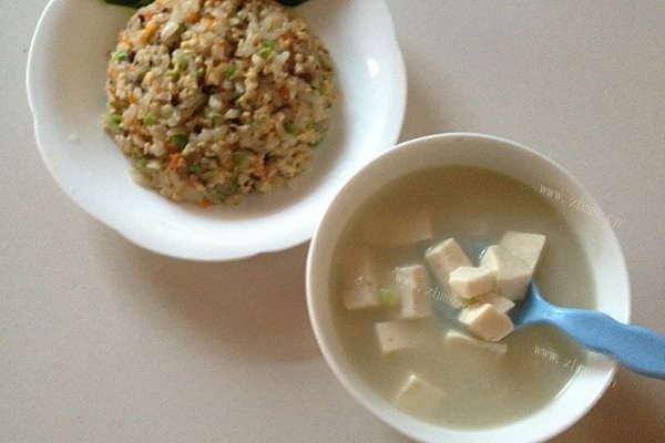 宝宝食谱：鸡脯肉香菇胡萝卜豌豆炒饭～
