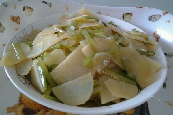 美味芹菜炒土豆片