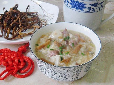 黄花菜干菜煲咸肉粥