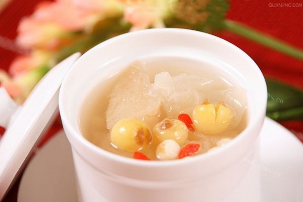 好喝的银耳莲子羹