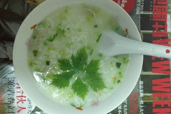 家常芹菜瘦肉粥