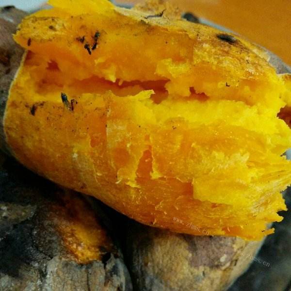 色泽鲜亮的烤红薯