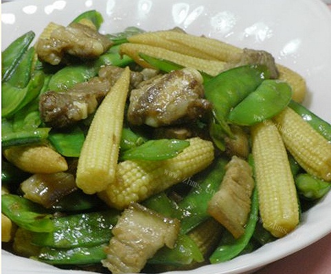 五花肉炒玉米笋