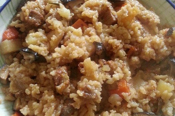 肉丁香菇土豆焖饭