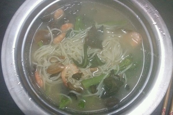 浓汤海鲜面